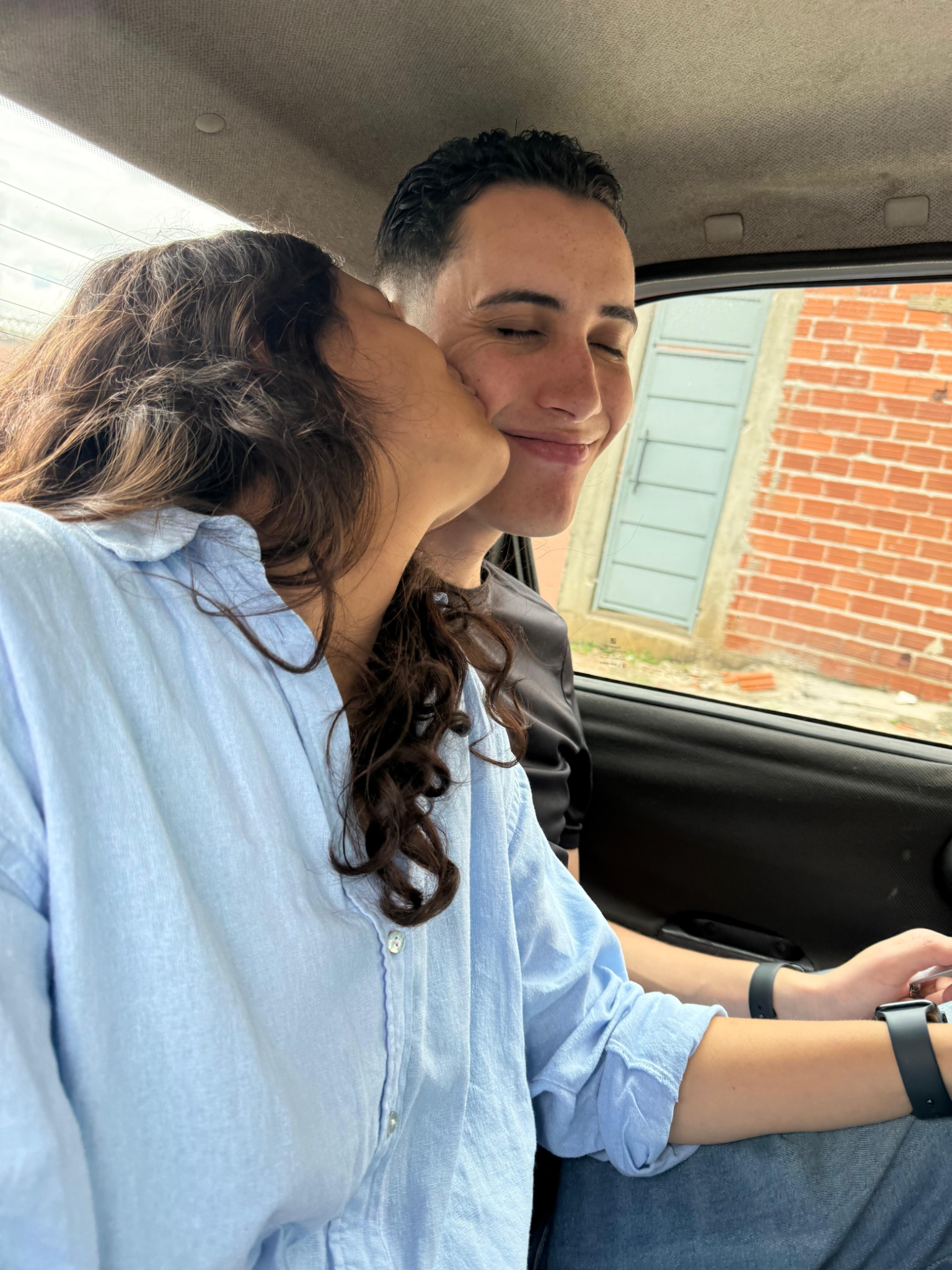 Sophia dando um beijo no rosto de Kauê