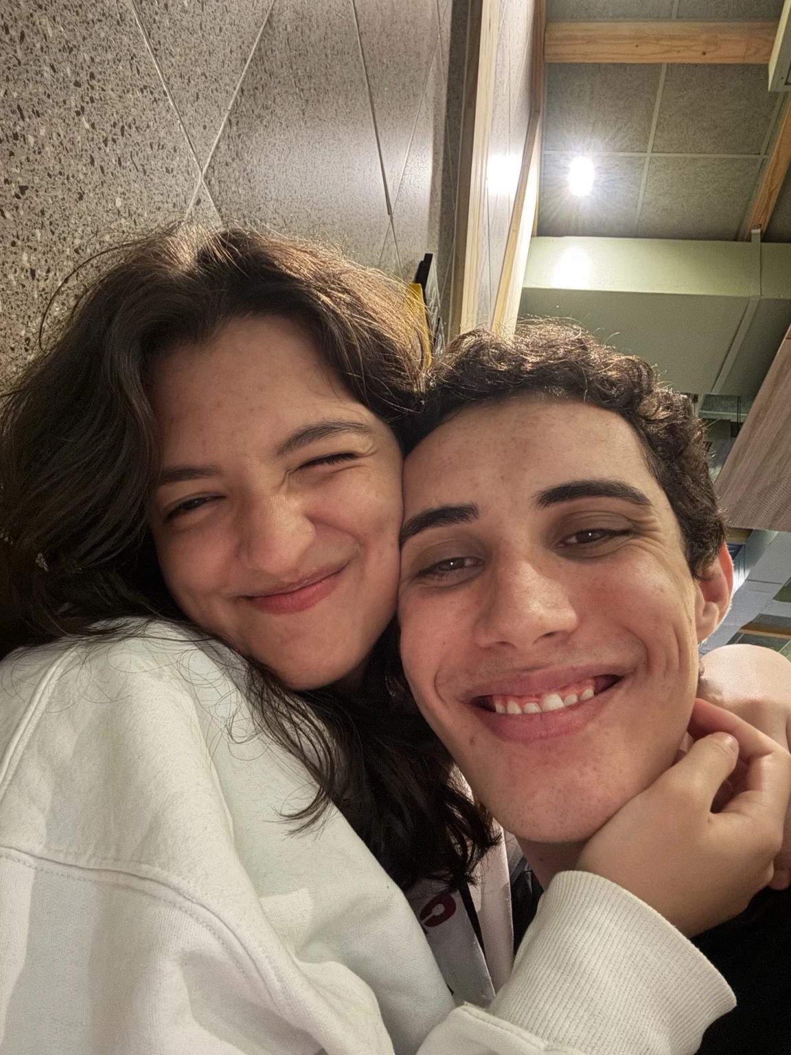 Sophia e Kauê sorrindo, com os rostos juntos