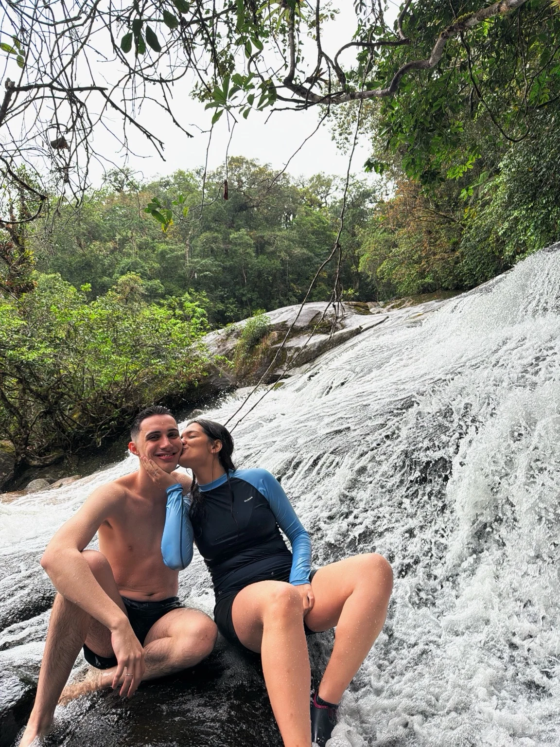 Sophia e Kauê se beijando em uma cachoeira